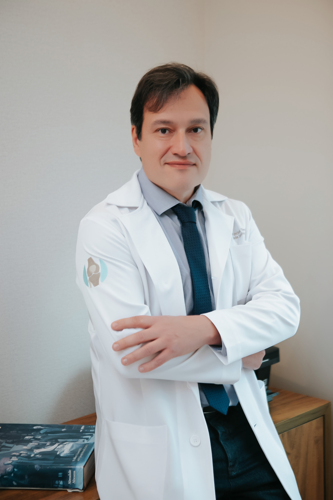 Dr. Daniel Tenius, ortopedista de joelho em Curitiba