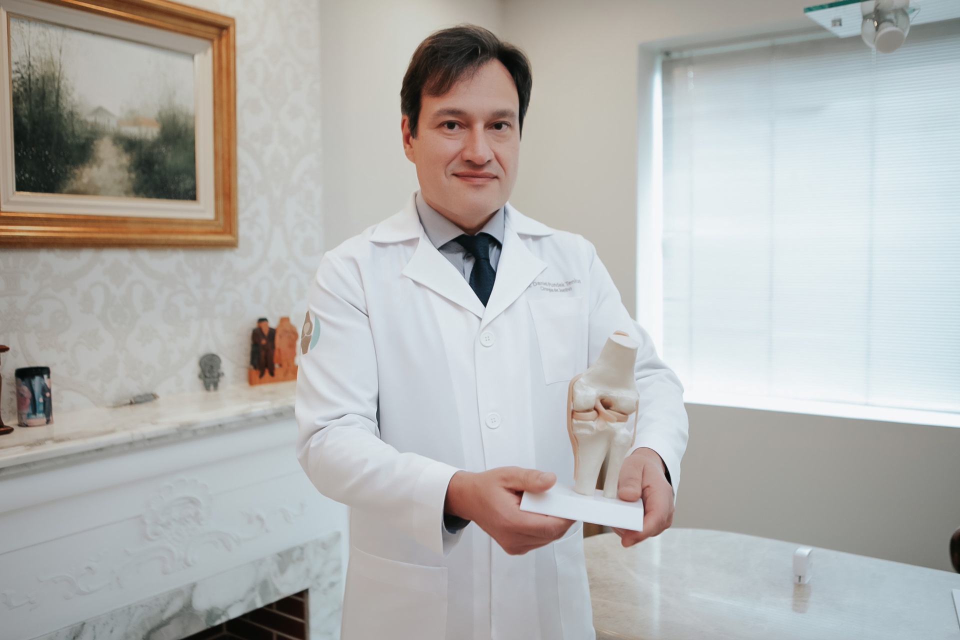 Dr. Daniel Tenius em seu consultório